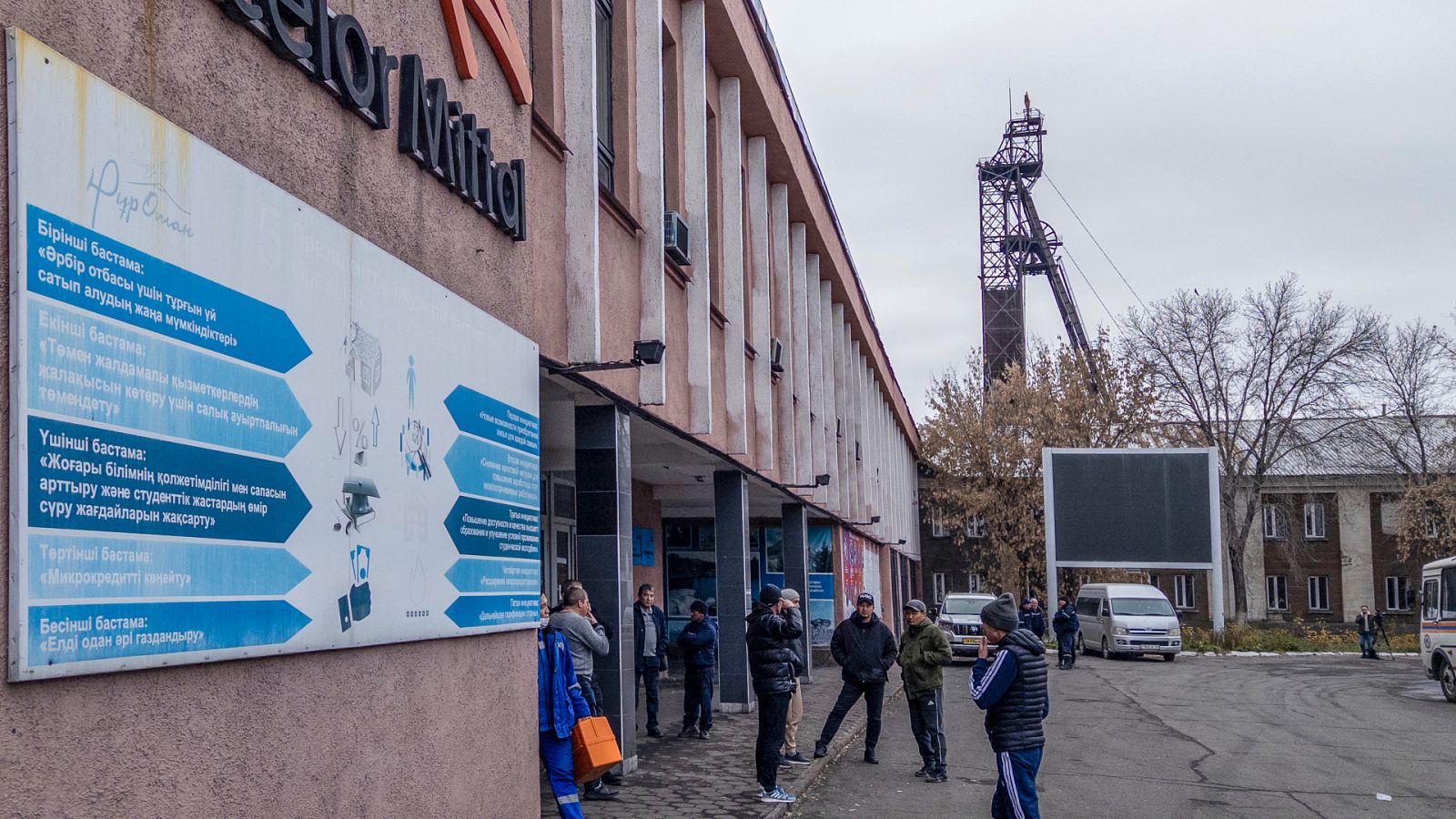 Familiares y amigos de los mineros fallecidos se congregan en la mina de ArcelorMittal en Karagandá, Kazajistán