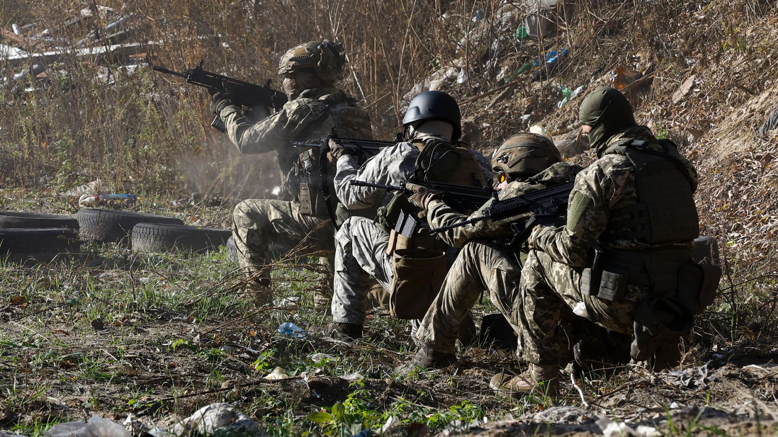 Soldados ucranianos realizan maniobras cerca de Kiev