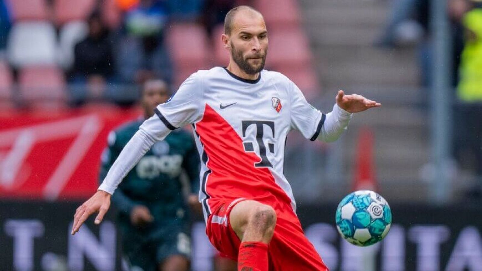 Bas Dost, futbolista del NEC neerlandés, se desploma en un encuentro de la Eredivisie