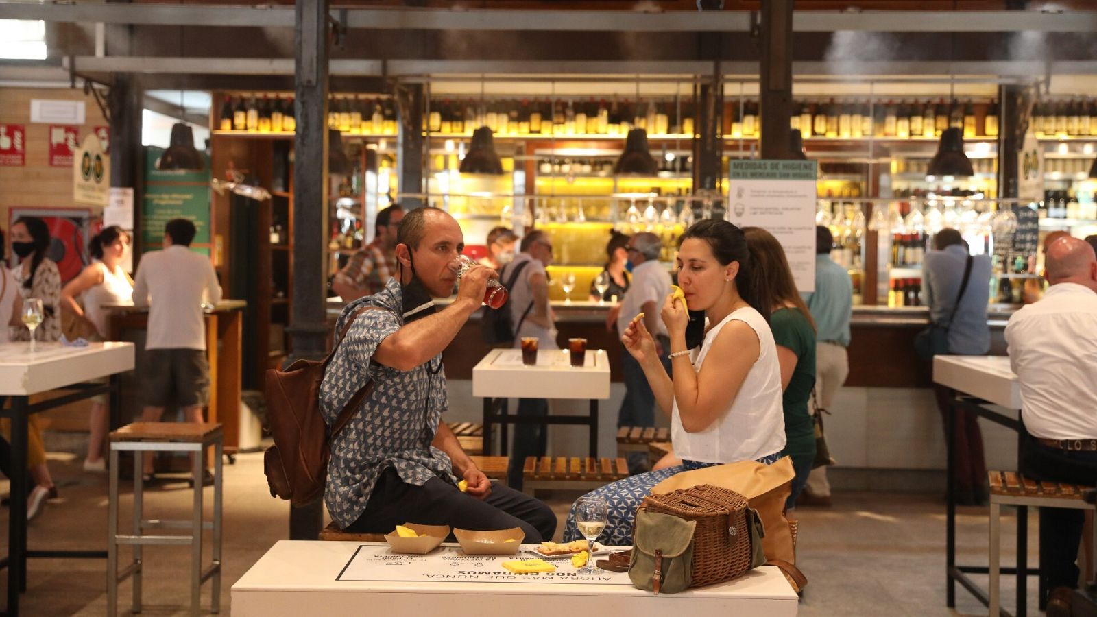 Del cliente de barrio al gastrobar y la degustación: la lucha de los mercados municipales para evitar el cierre