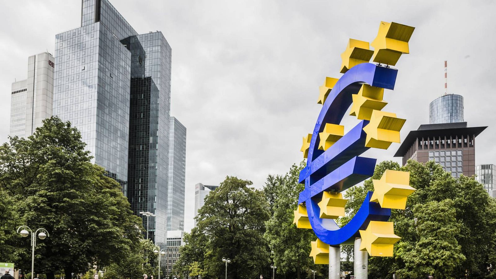 El símbolo del Euro cerca de la Eurotower en la ciudad de Fráncfort del Meno (Alemania)