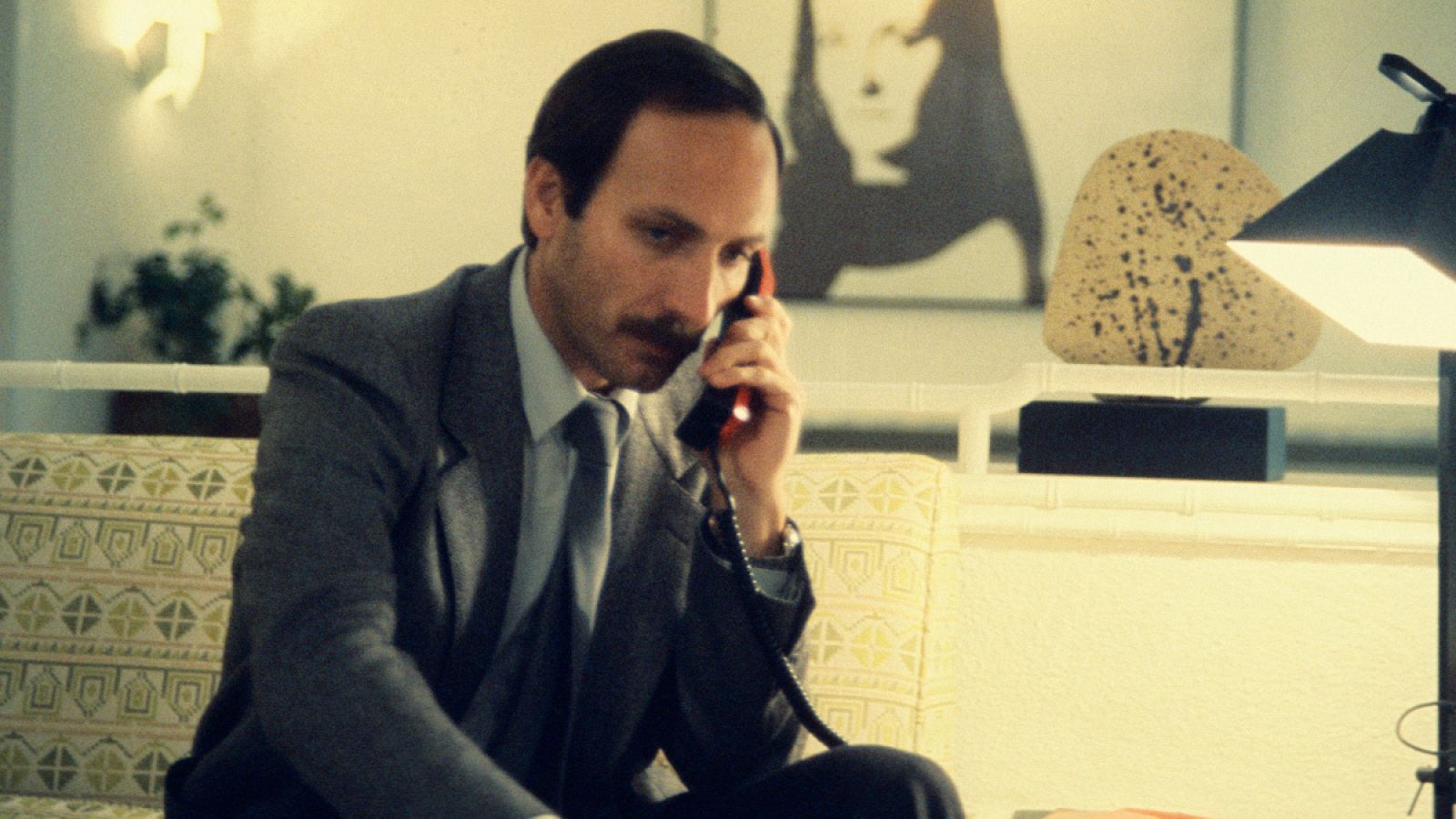 Eusebio Poncela en una escena de la serie 'Pepe Carvalho'