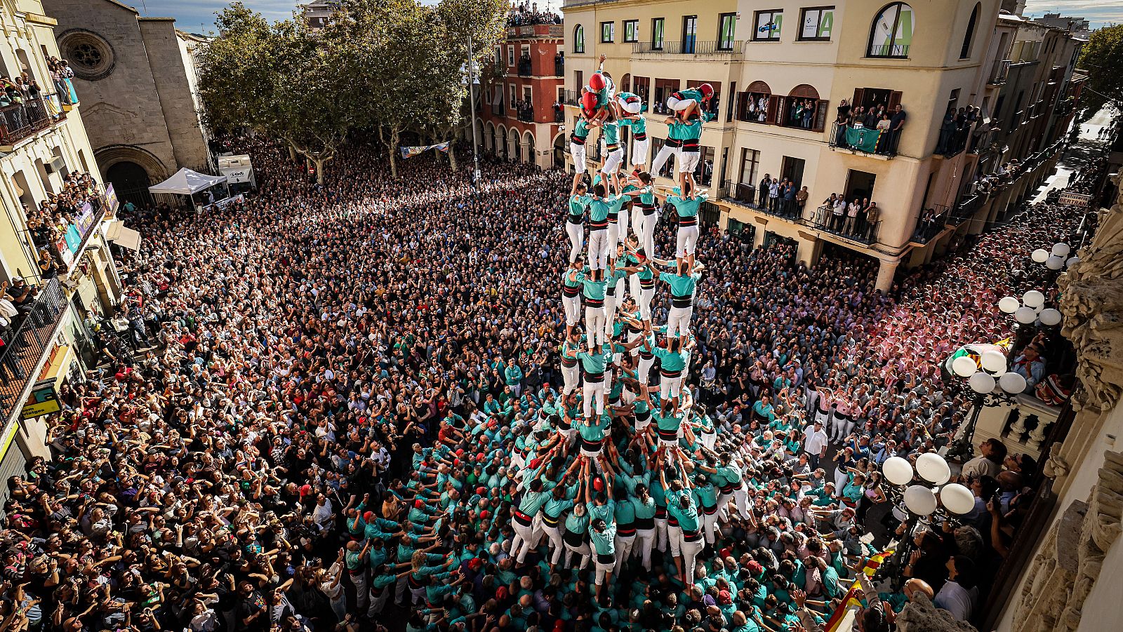 Els castellers de Vilafranca completen el primer 9d9f de la història