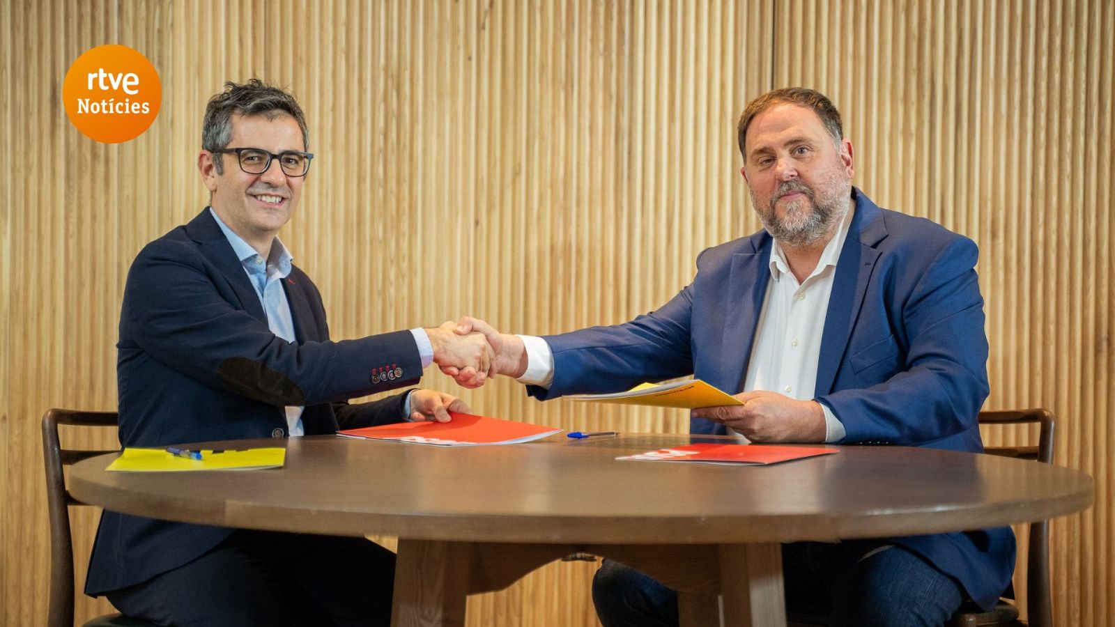 El ministre de Presidència, Félix Bolaños, tanca l'acord d'investidura amb el president d'ERC, Oriol Junqueras