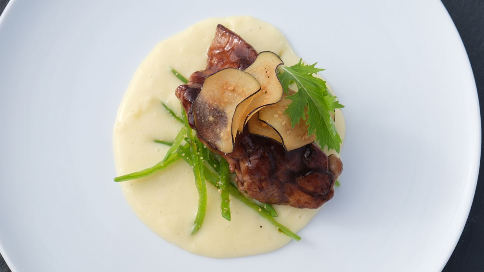 Receta de mollejas de ternera con parmentier y chips de berenjena