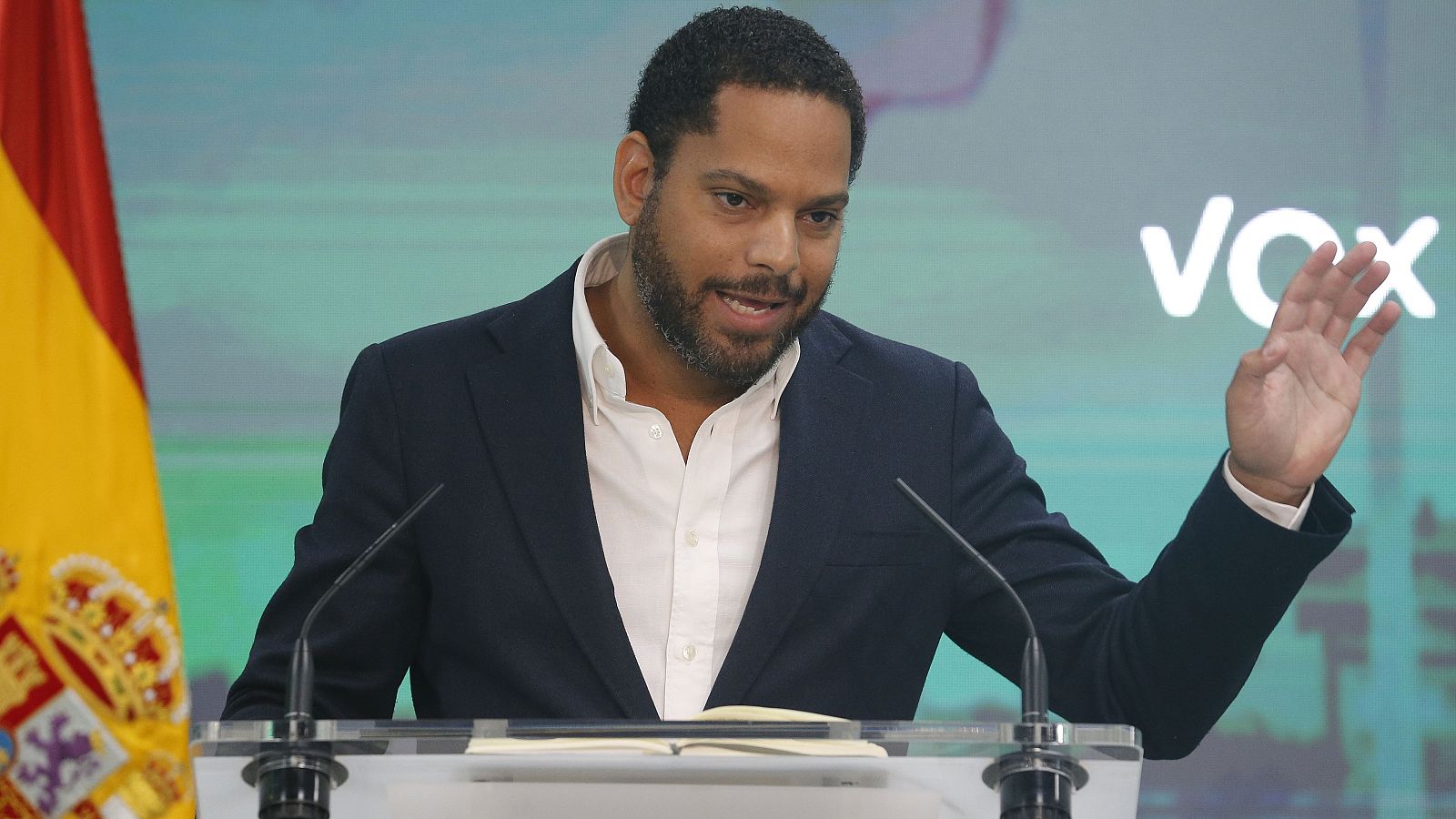 El secretario general de Vox, Ignacio Garriga, durante la rueda de prensa