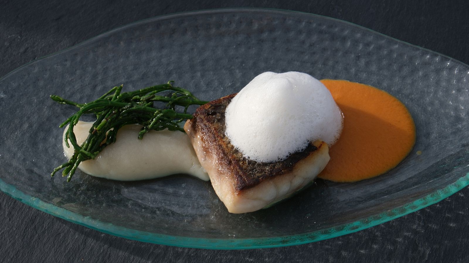 Receta de corvina a la brasa con puré de tupinambo y suquet de cangrejos