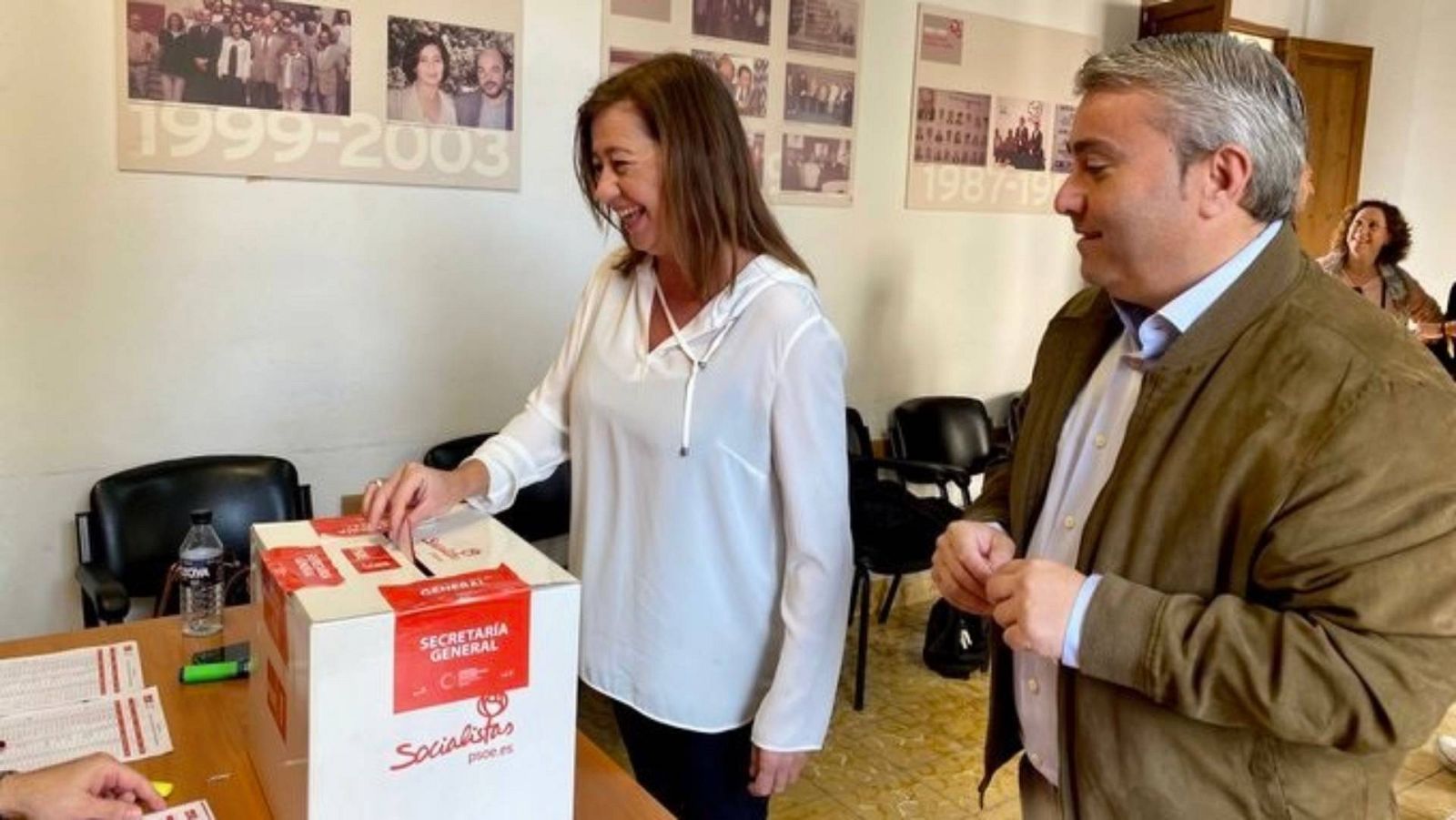 Francina Armengo votando en la sede nacional del PSOE