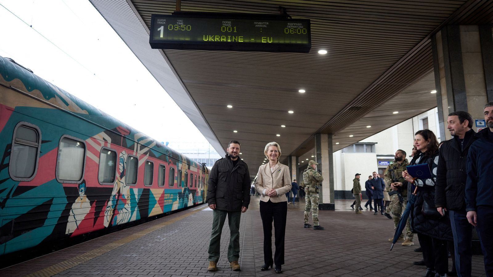 Ursula Von der Leyen y Volodimir Zelenski, en la estación Kiev