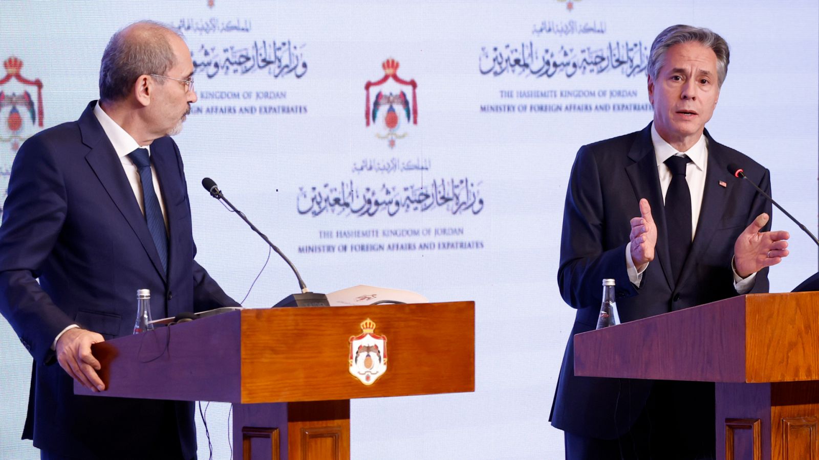 Blinken y Sadafi, en una rueda de prensa en Jordania.