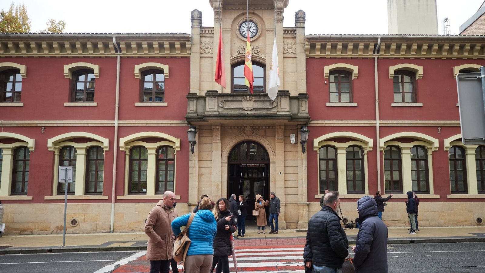 Las banderas del Ayuntamiento de Estella ondean a media asta