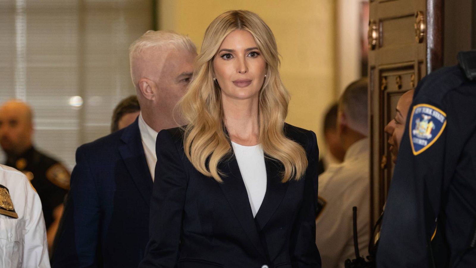 Ivanka Trump sale de la sala durante el juicio por fraude civil contra el expresidente Donald Trump en el Tribunal Supremo de Nueva York, el miércoles 8 de noviembre de 2023