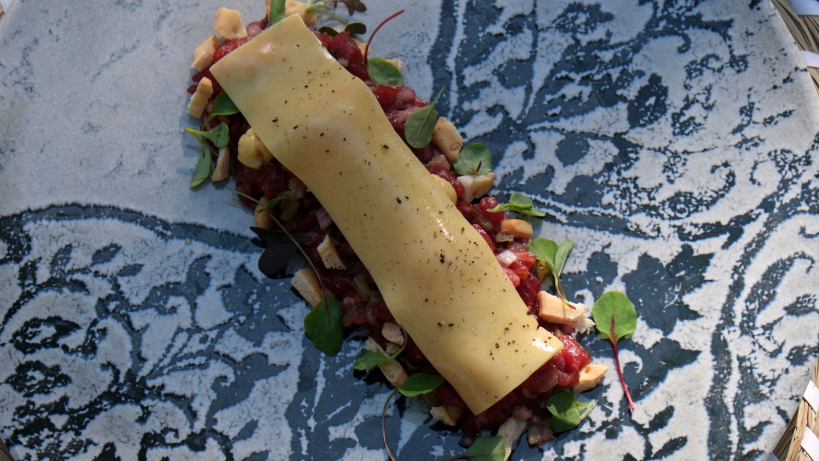 Receta de tartar de buey con esféricos de yema de huevo aliñada de MasterChef Celebrity 8