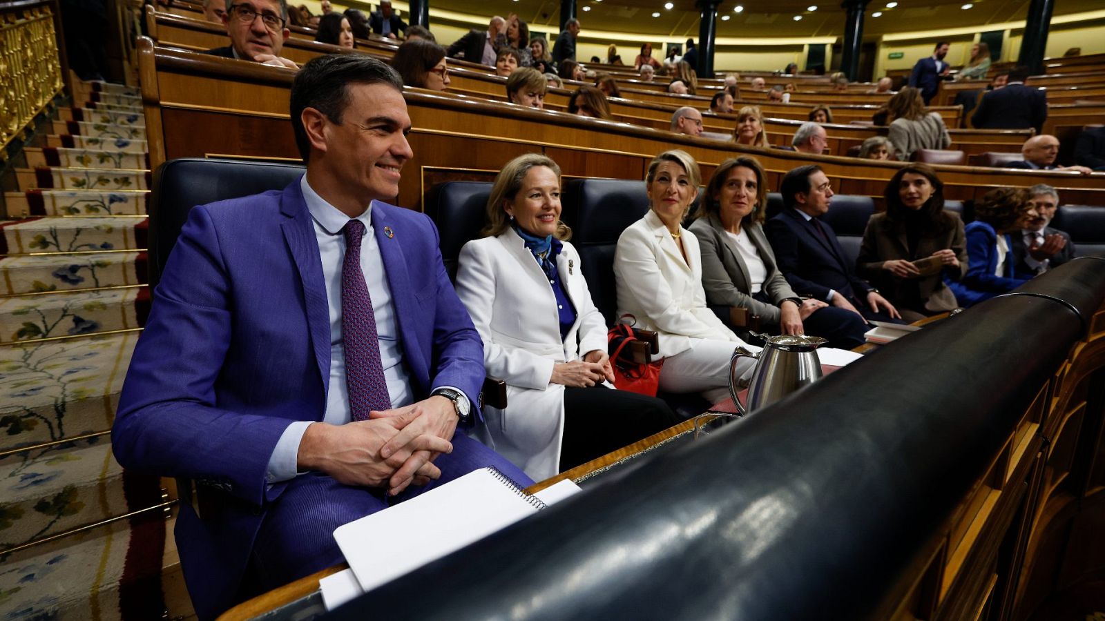 El presidente del Gobierno, Pedro Sánchez (i), junto a varios de sus ministros en el Congreso de los Diputados