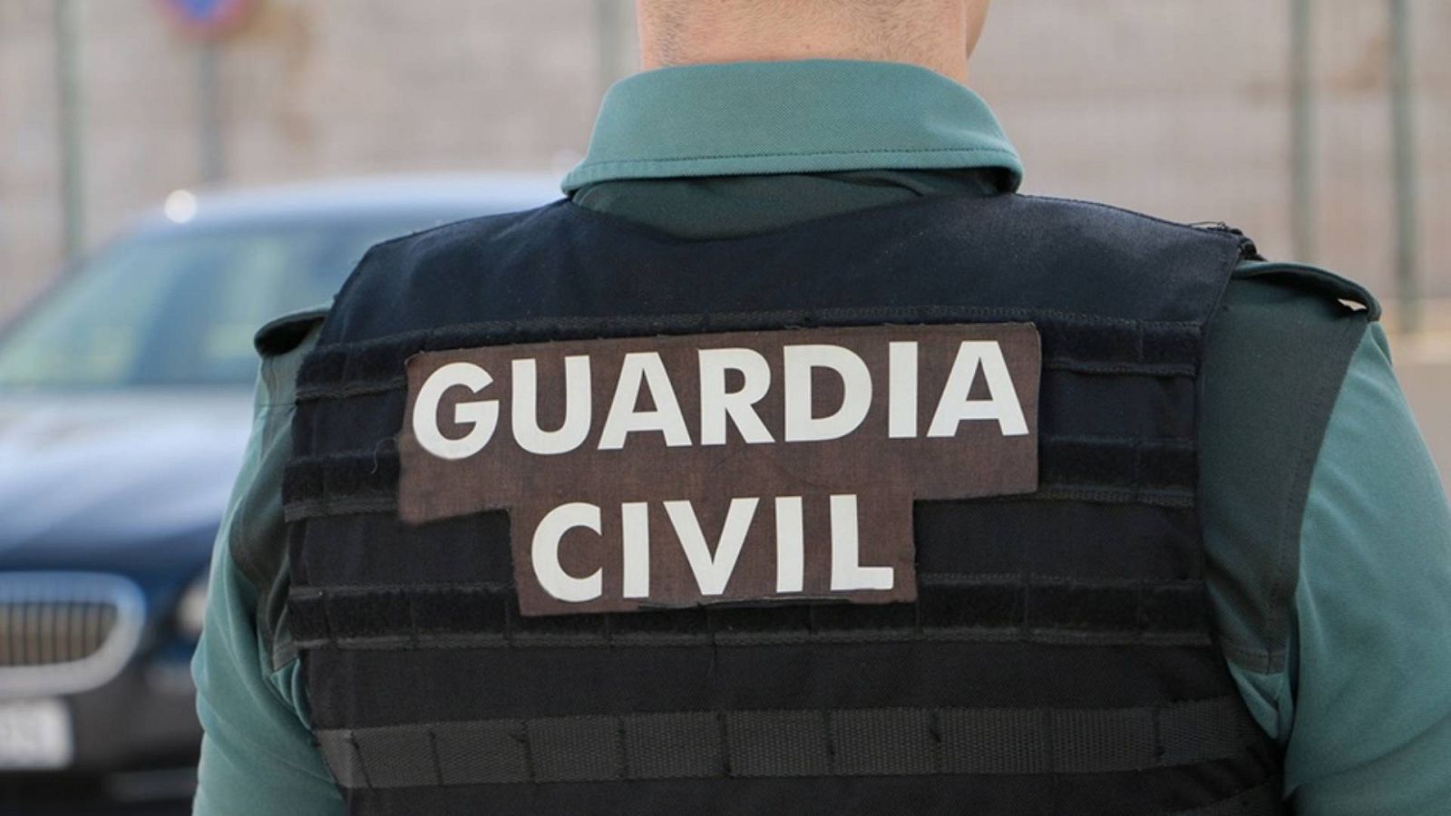 Un agente de la Guardia Civil de espaldas