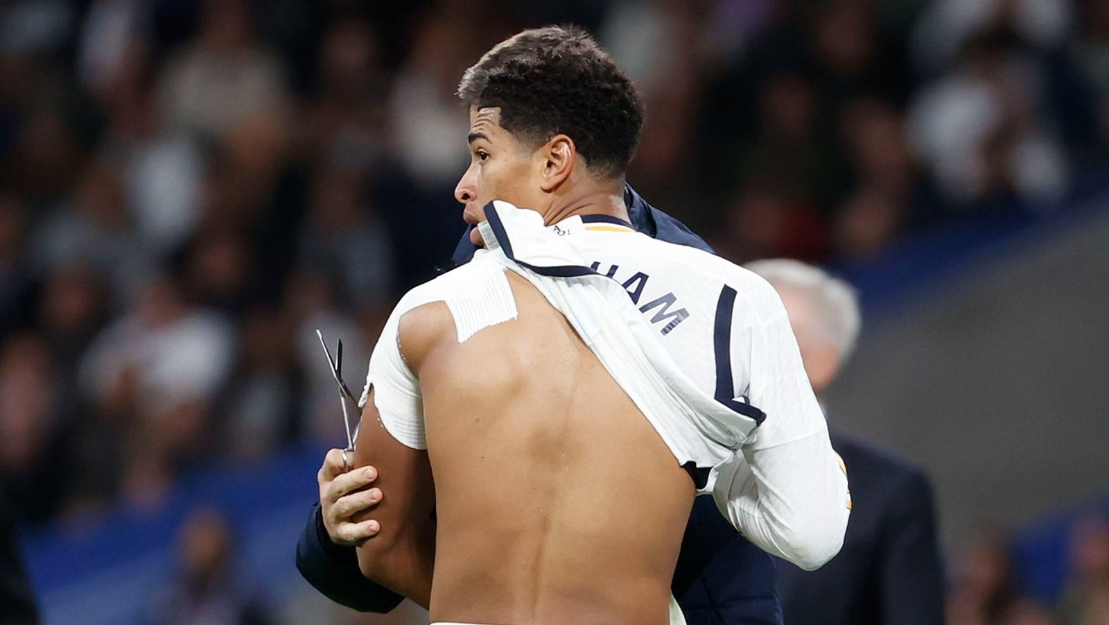 Bellingham es atendido tras su luxación ante el Rayo