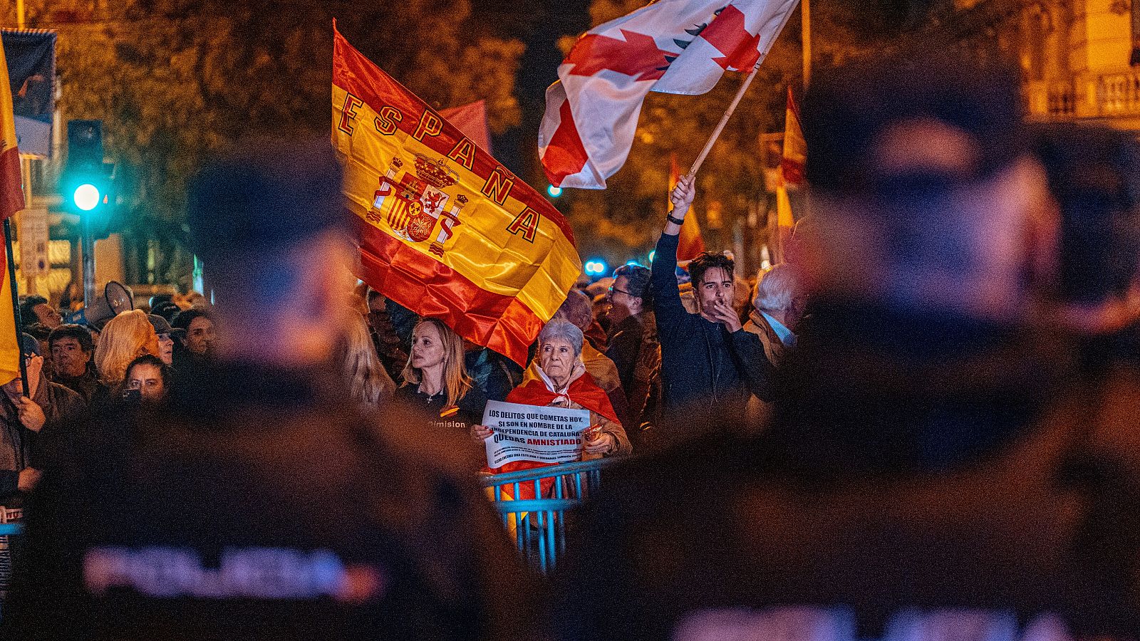 Manifestación amnistía: varias personas durante una protesta frente a la sede del PSOE