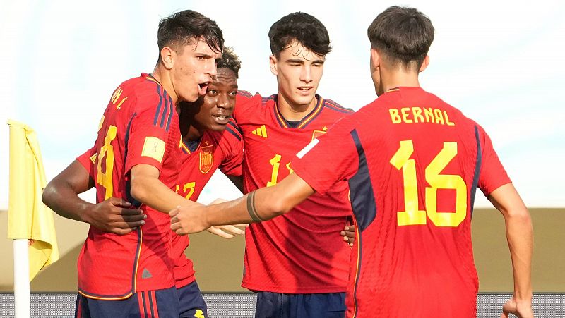 España pasa a octavos como primera de grupo pese a empatar con Uzbekistán (2-2)