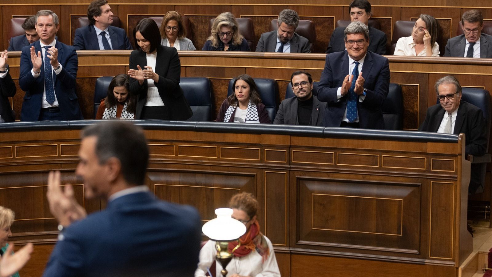 Los gestos en el debate de investidura de Sáchez: Aplausos en el Congreso de los diputados