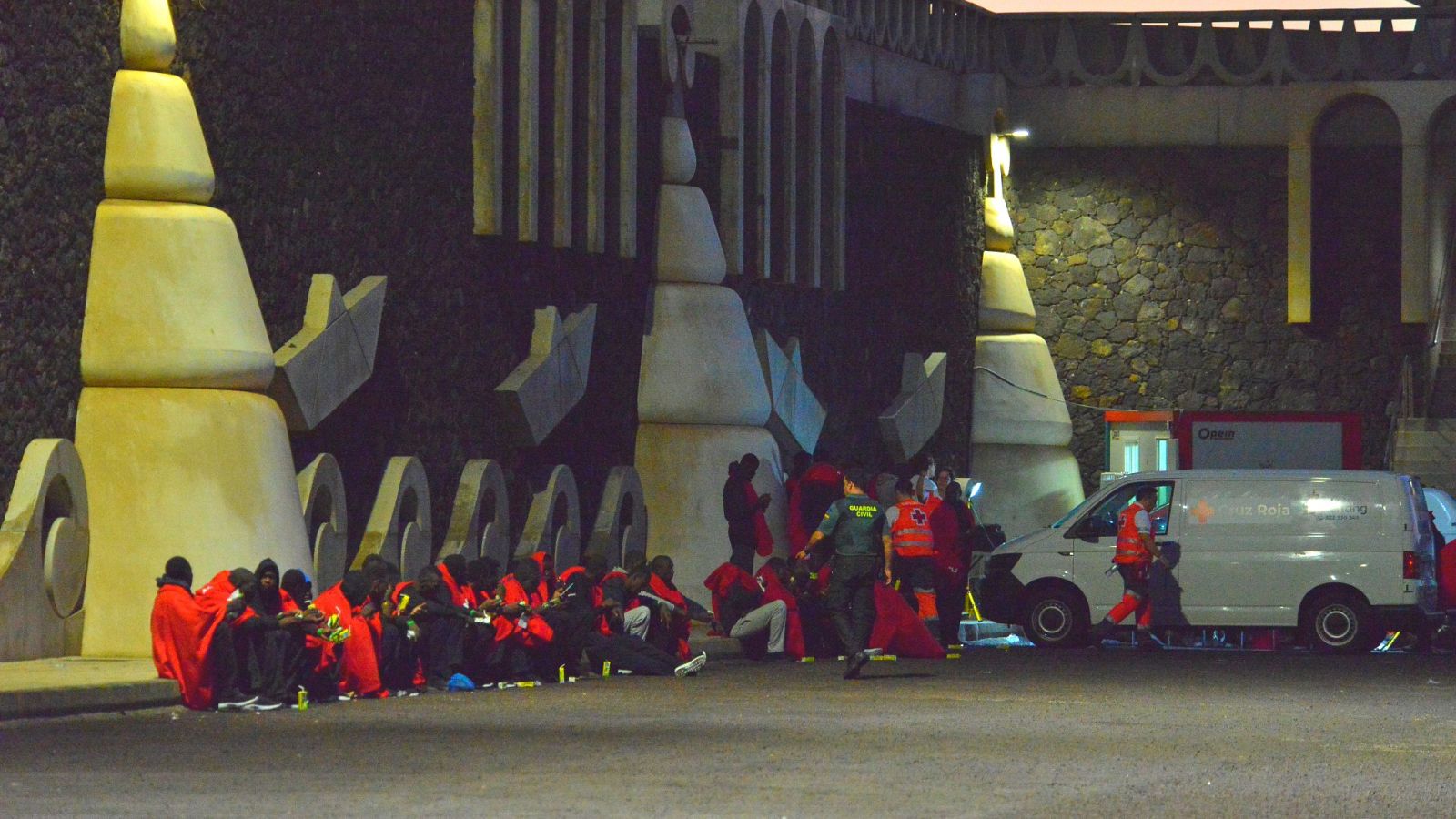 Un grupo de migrantes en  el muelle de La Restinga