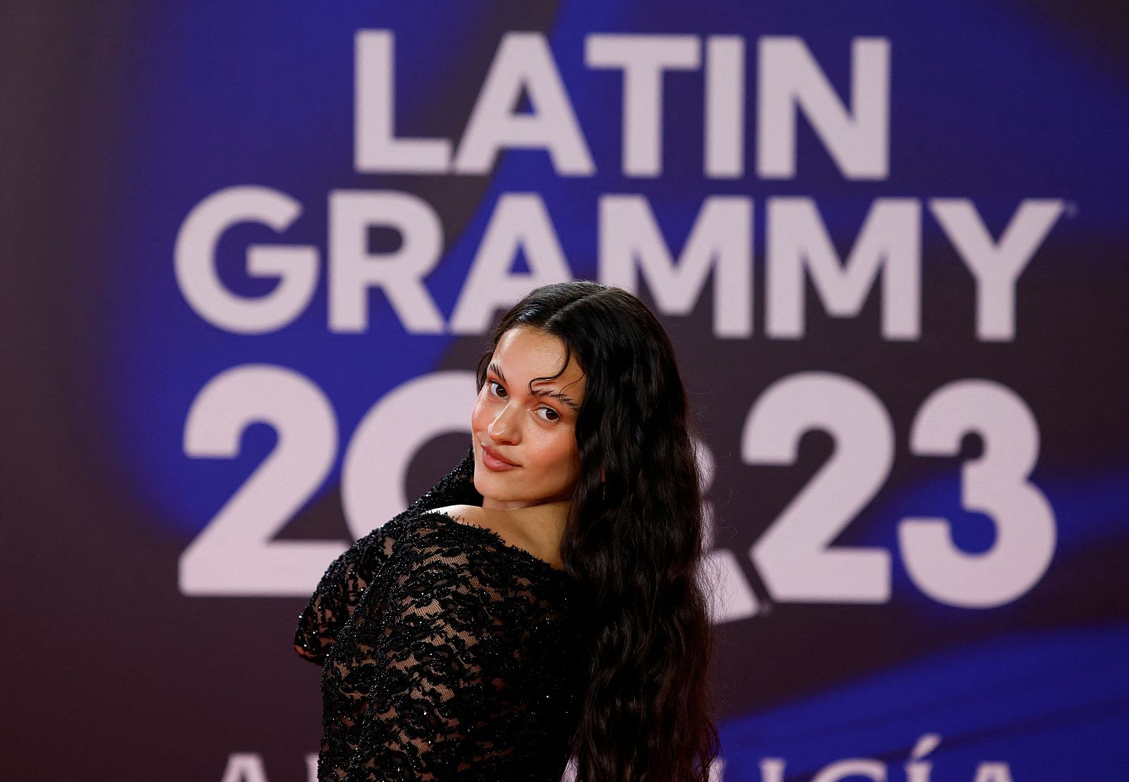 Rosalía posa en la alfombra roja durante la gala de entrega de la 24 edición de los Grammy Latinos