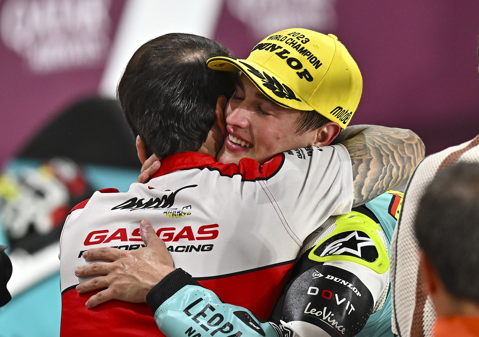 Jaume Masià se abraza a un miembro de GasGas