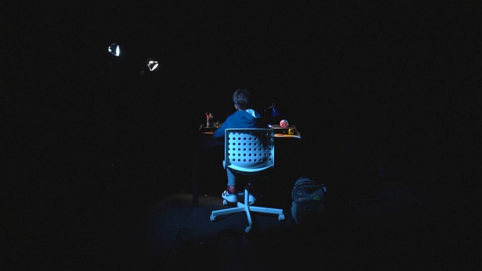 Niño mirando un ordenador