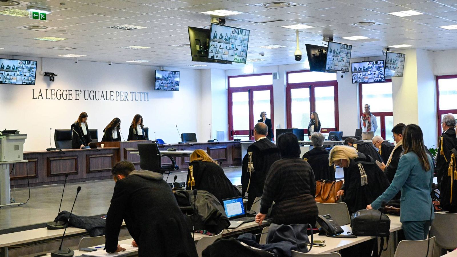 La presidenta del tribunal, la jueza Brigida Cavasino, lee los veredictos del macro jucio contra la mafia italiana