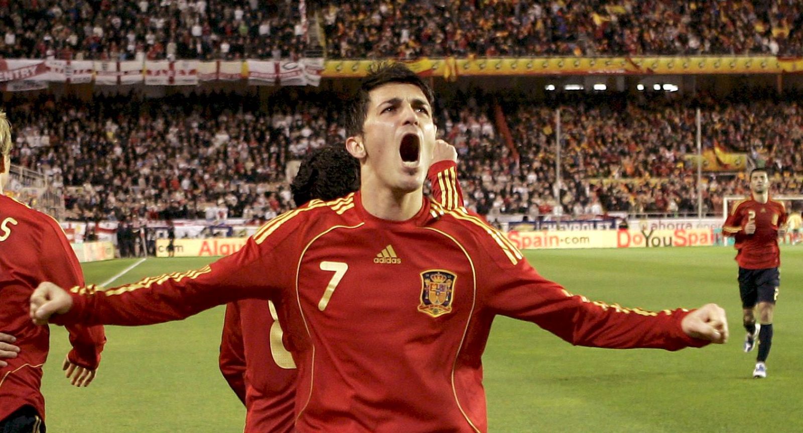 El delantero David Villa celebra el gol marcado ante la selección de Inglaterra