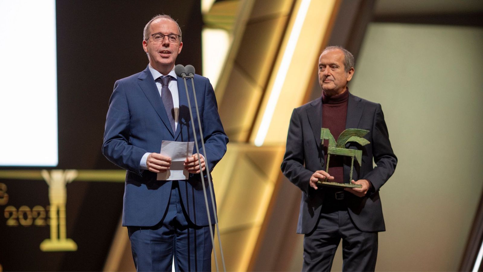 El director de Radio Clásica, Carlos Sandúa, recogiendo el Ondas