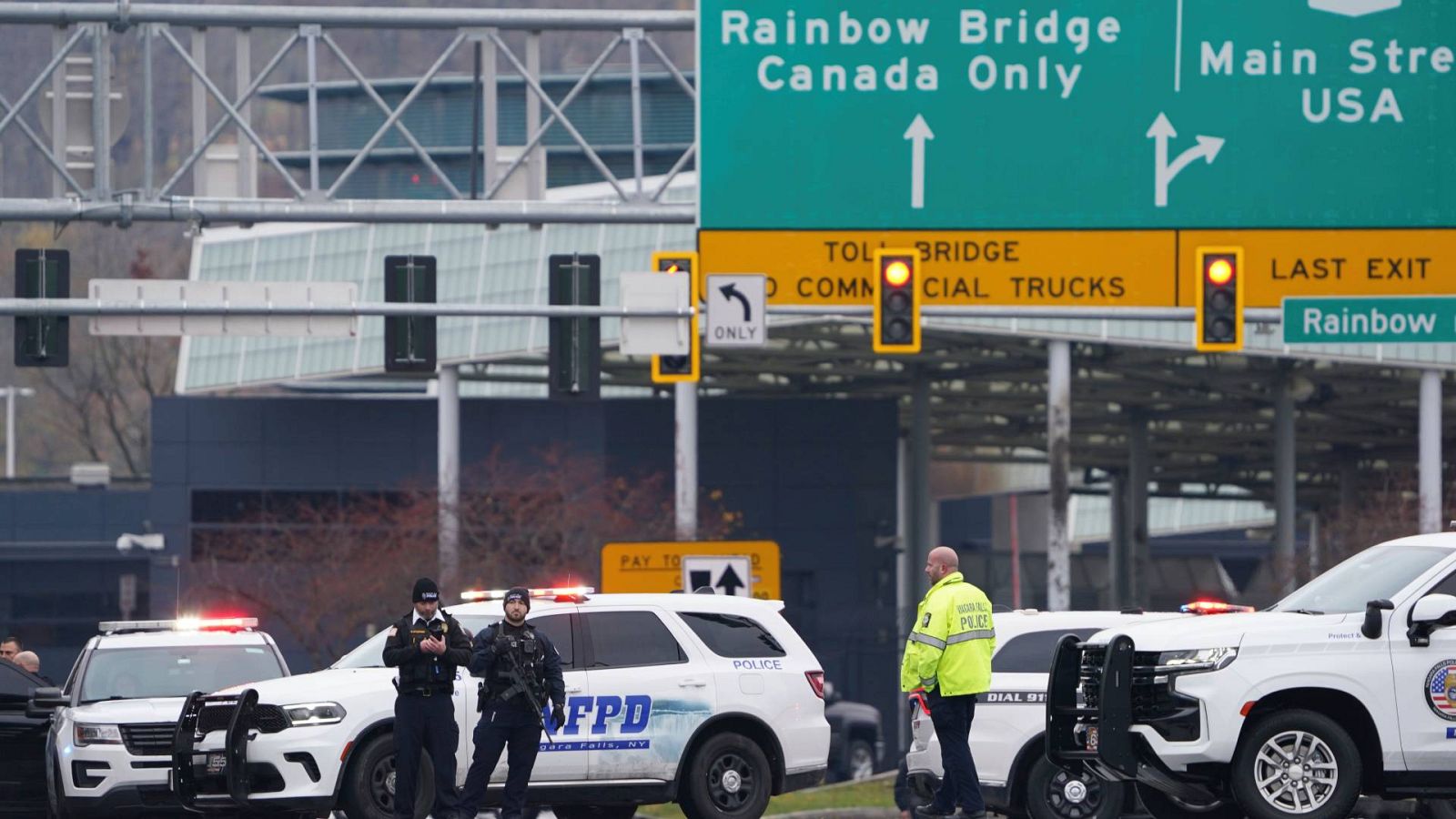 El personal policial bloquea la entrada del puente