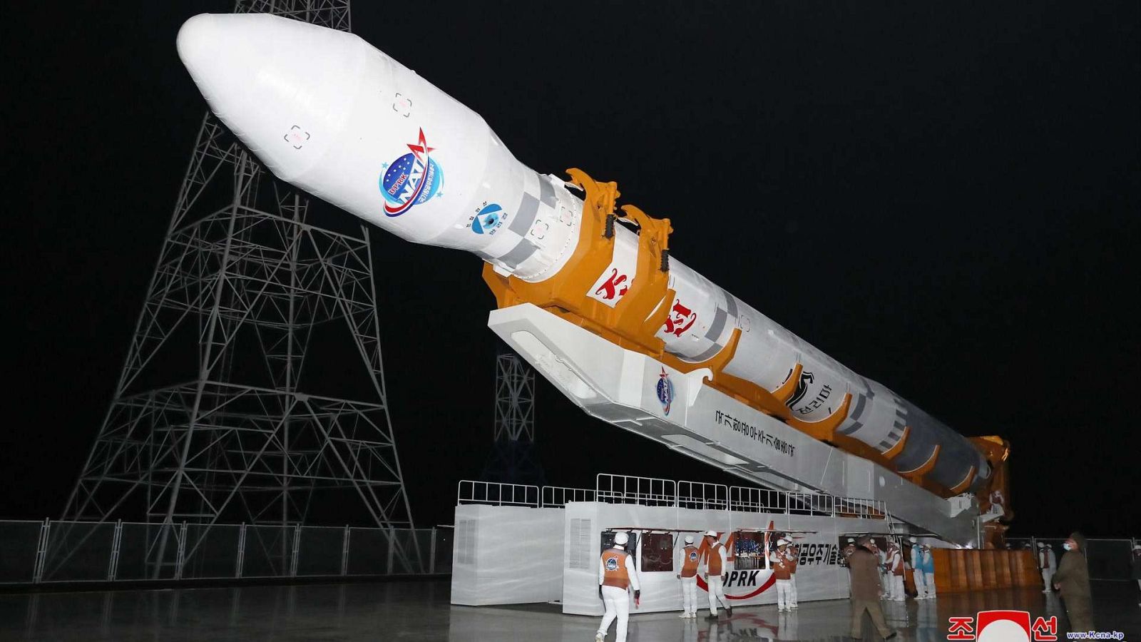 Imagen del cohete que transporta el satélite de reconocimiento "Malligyong-1" en Phyongan del Norte, Corea del Norte.