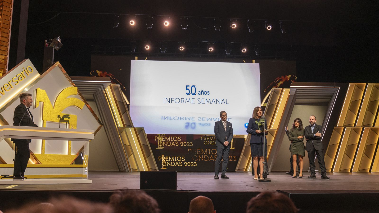 Ana Blanco, en el escenario, agradeciendo el premio a Informe Semanal