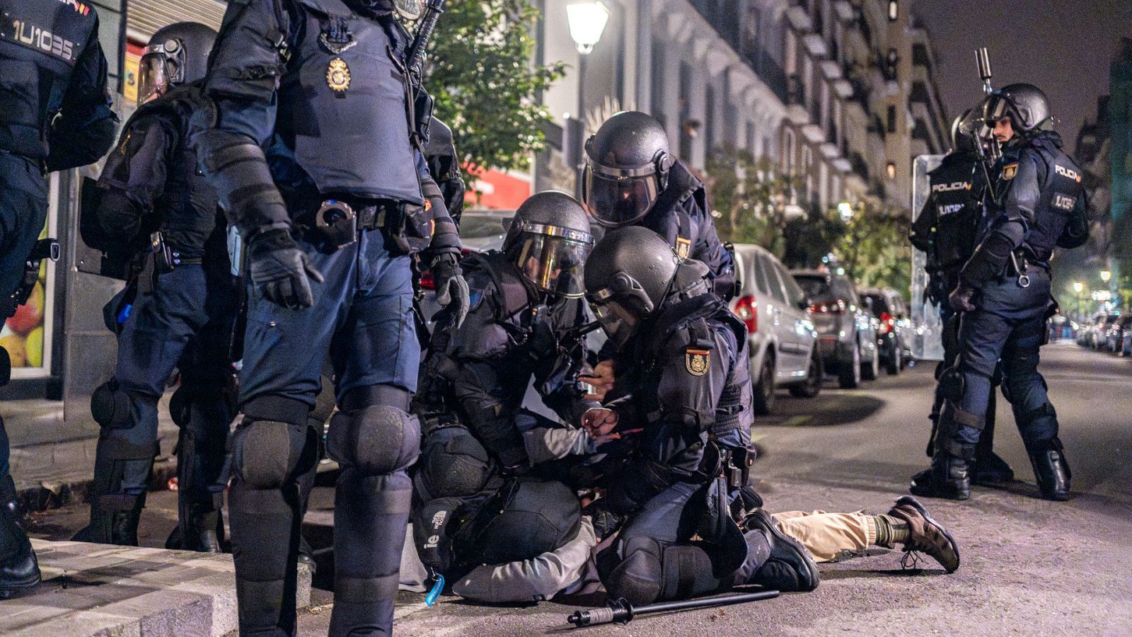 Varios antidisturbios arrestan a manifestantes por los diturbios en Ferraz