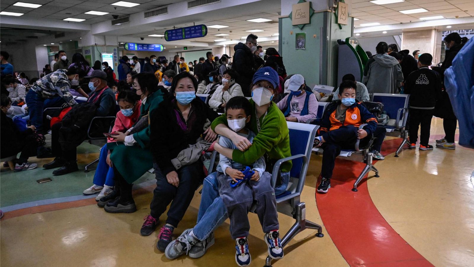 Pacientes junto a sus hijos esperan a ser atendidos en el hospital infantil en Beijing