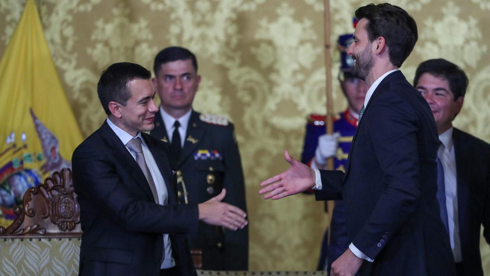 El presidente de Ecuador, Daniel Noboa, saluda al nuevo ministro de Turismo, Niels Olsen, durante el acto de nombramiento de su Gabinete, en Quito.