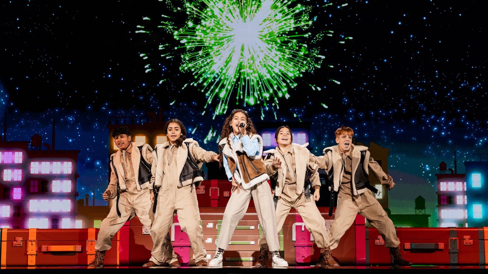 Sandra Valero y su equipo, en el escenario de Eurovisión Junior 2023