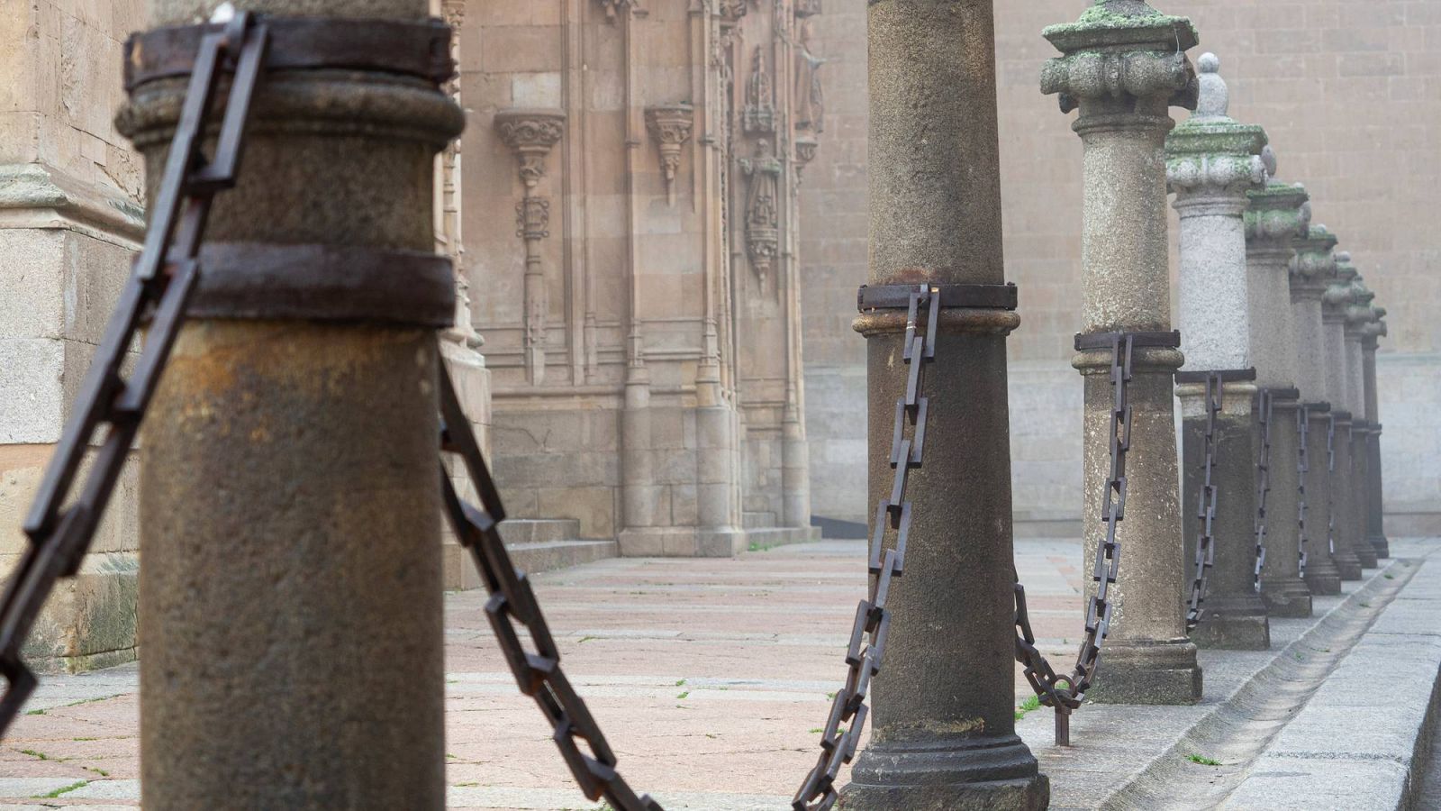 Abusos sexuales en la Iglesia: Cadenas en los exteriores de la Catedral de Salamanca.