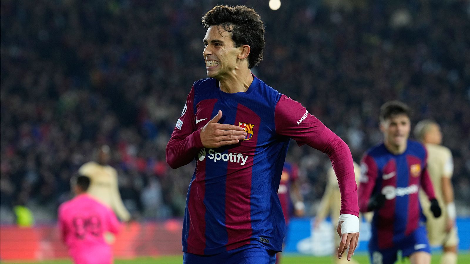 El Barça, a octavos, de la mano de 'los Joaos'