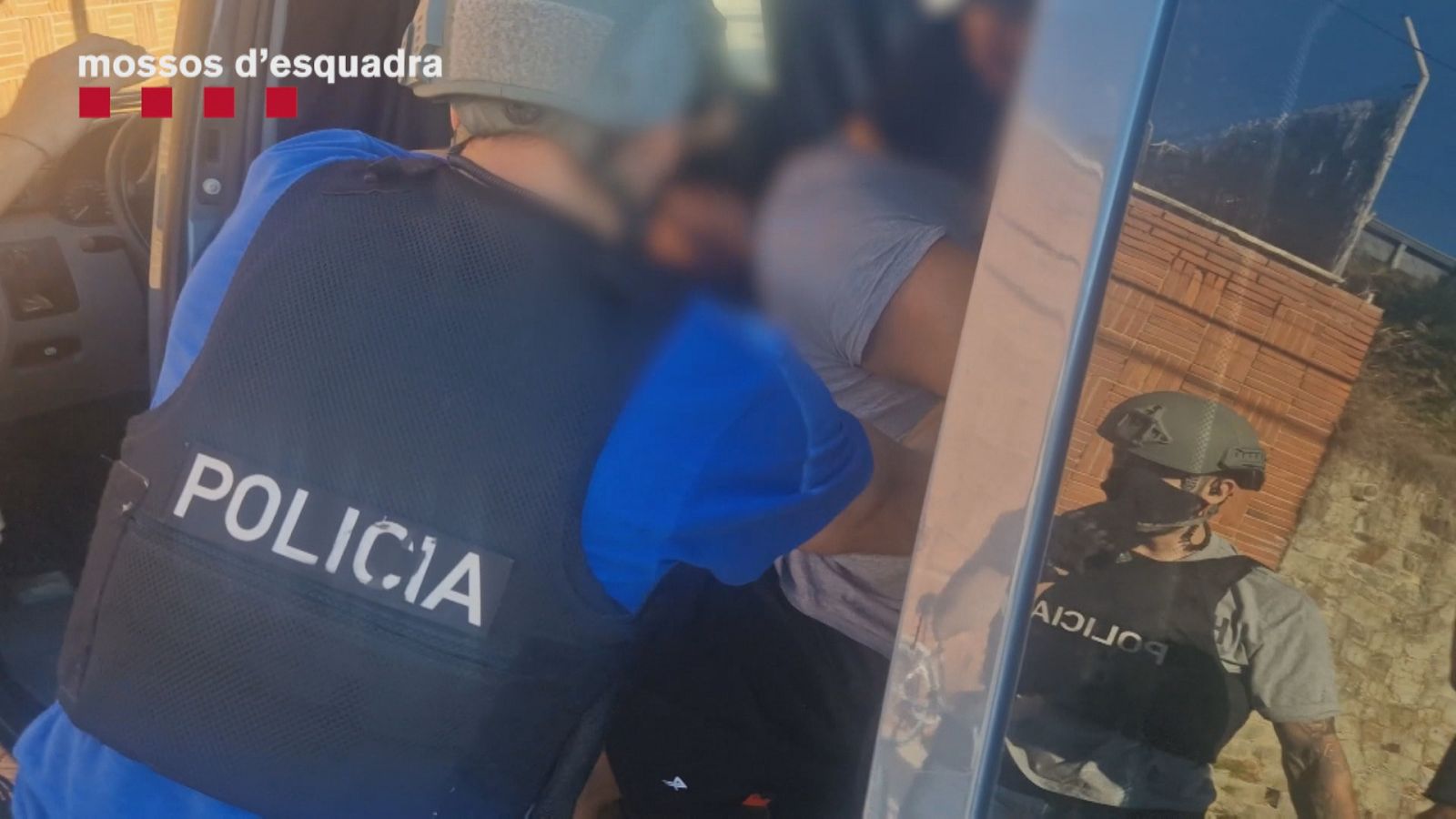 Detingudes dues persones que s'amagaven a Catalunya 20 anys després de cometre un assassinat