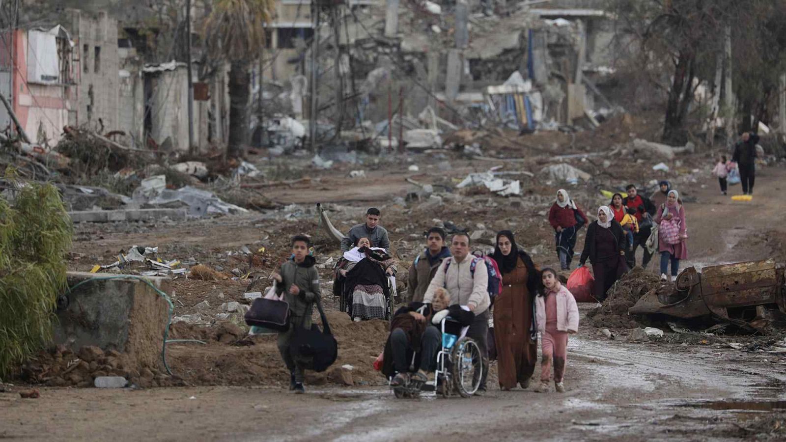 Palestinos se dirigen del norte al sur de la Franja de Gaza.