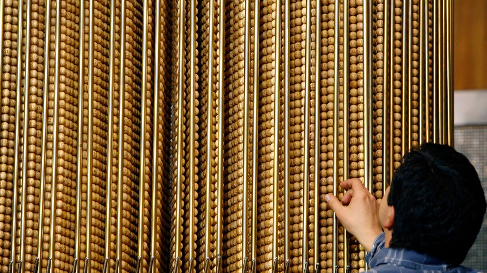 Lotería de Navidad 2023: En el bombo se introducen 100.000 bolas de números