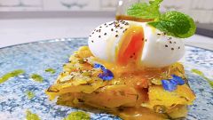 Recetas de huevo mollet sobre zócalo de patatas al ajillo del chef Sergio Fernández