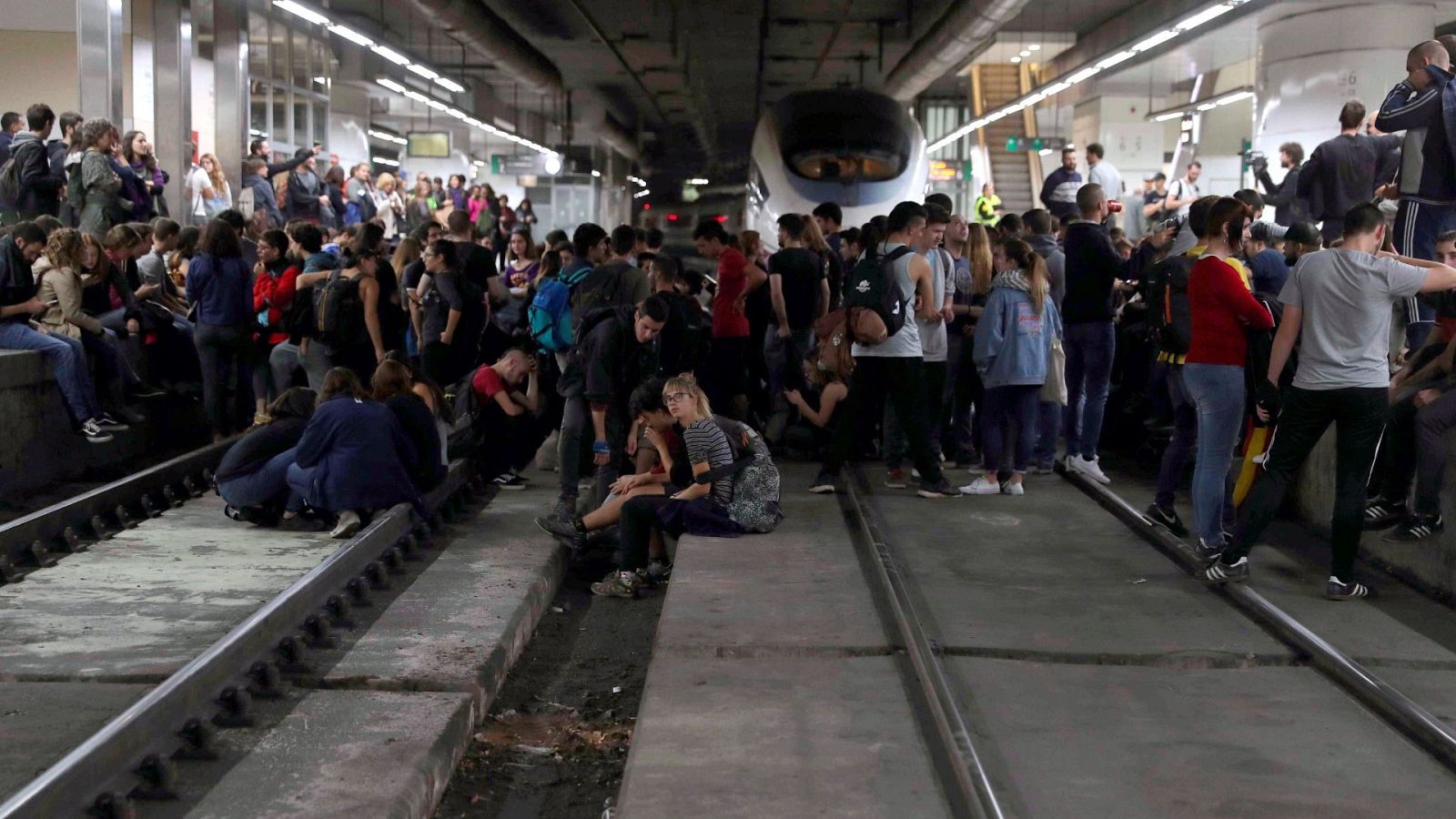 Manifestantes cortan la vía del AVE en Barcelona en 2017