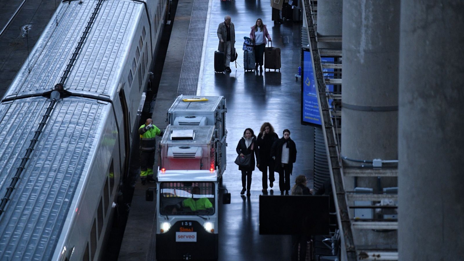 Viajeros en la estación de Puerta de Atocha - Almudena Grandes este martes