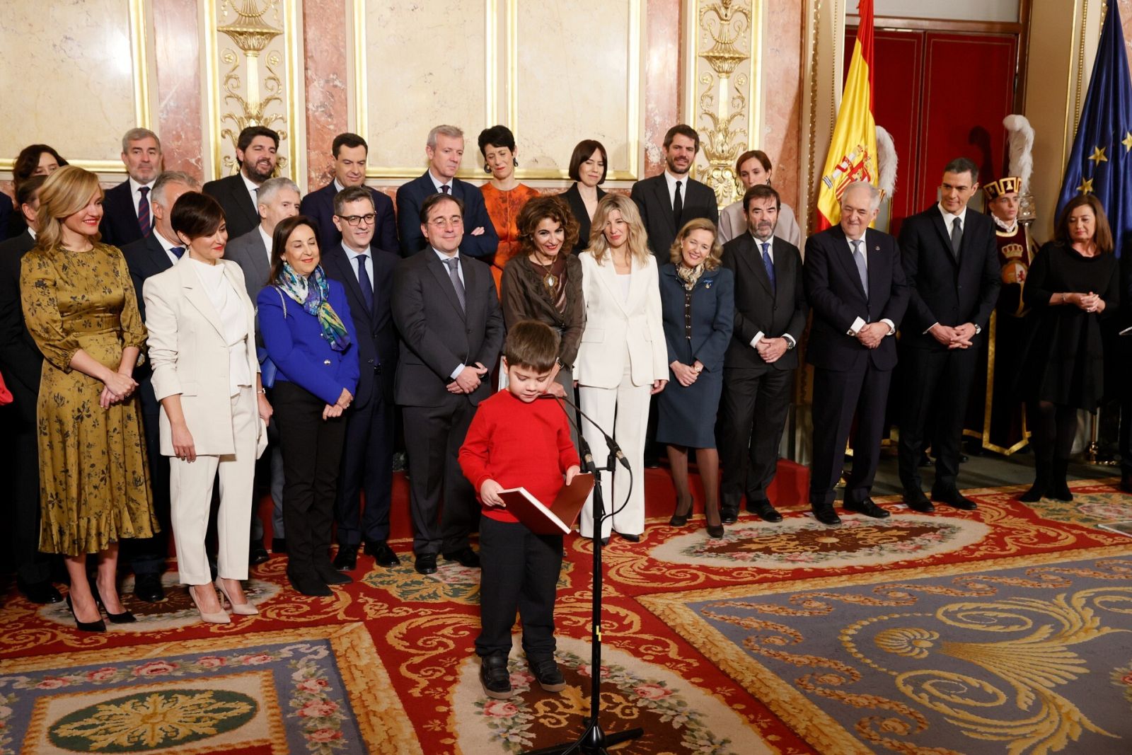 Mejores imágenes Día de la Constitución: El alumno de 2º de primaria Pablo Ruiz Moreno lee un artículo