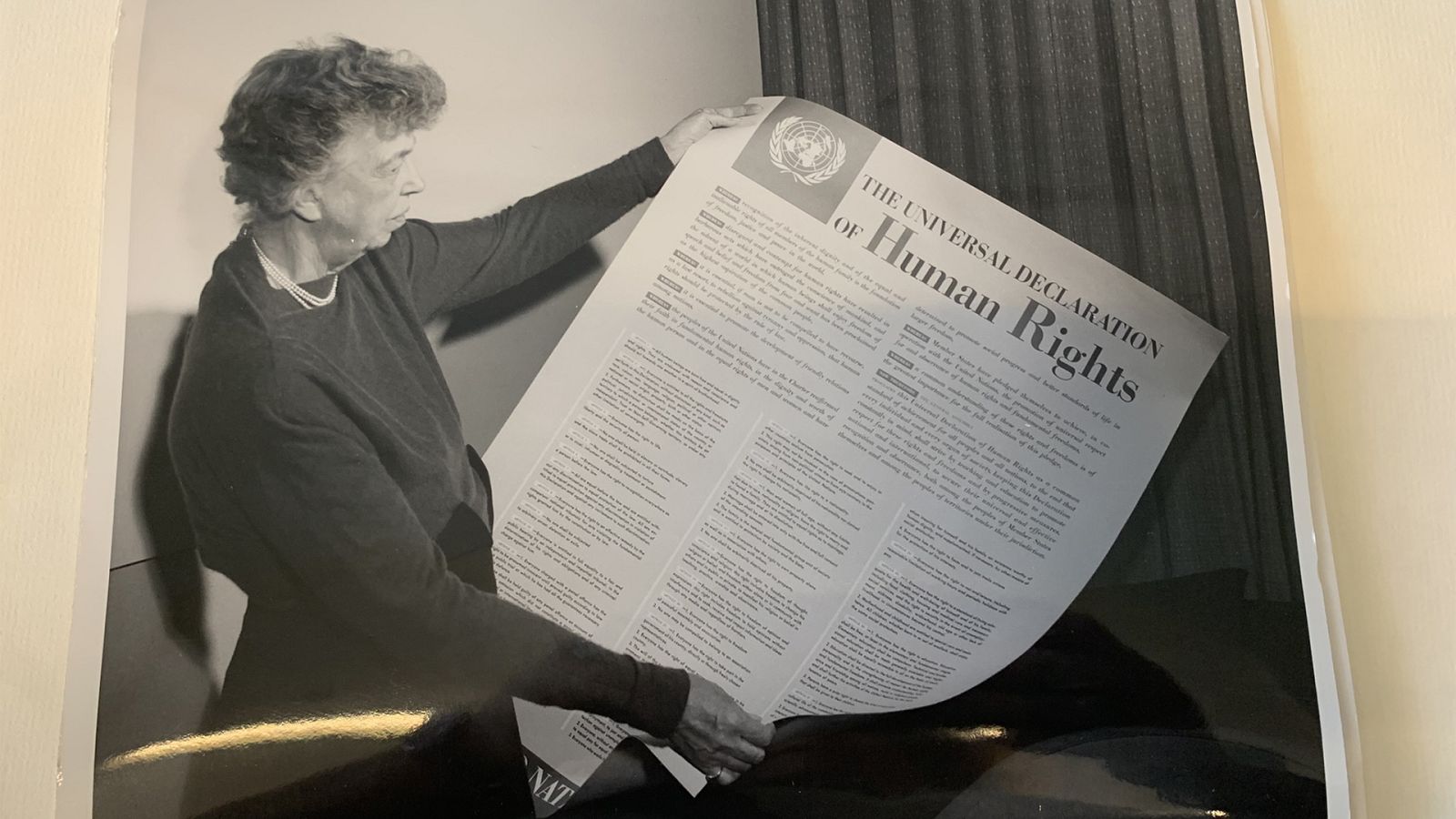 Eleanor Roosevelt, con el facsímil de la Declaración Universal de Derechos Humanos