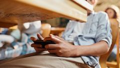 Regular el uso del móvil para los menores, el desafío educativo en la era digital: "Han venido para quedarse"