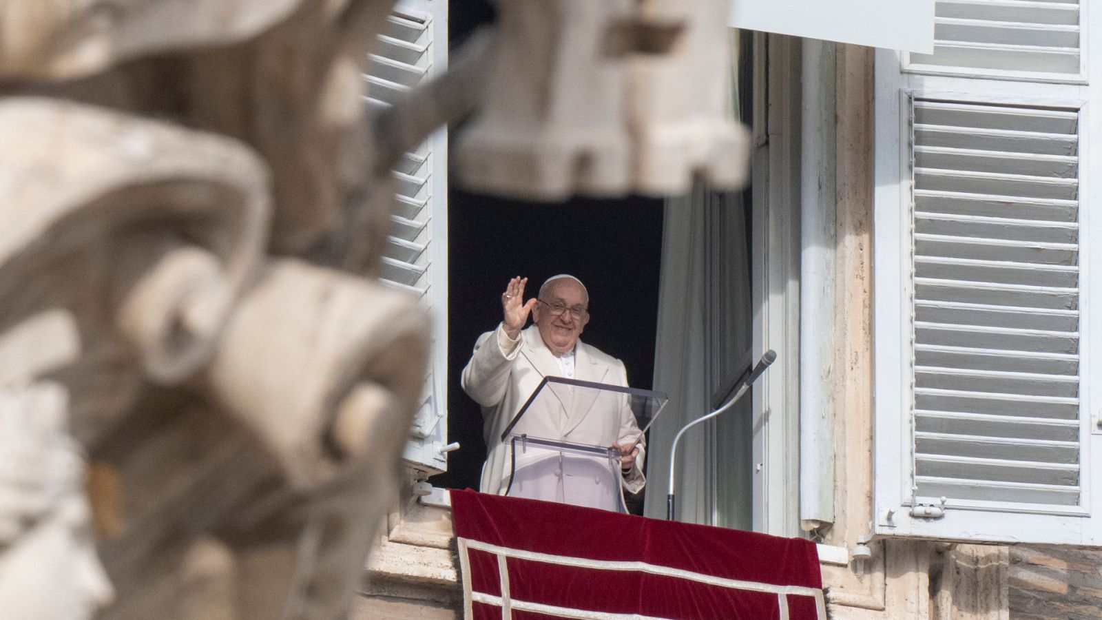 El pontífice saluda desde una ventana del Vaticano