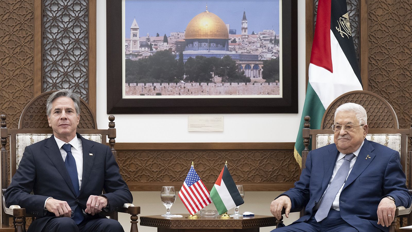 El Presidente de la Autoridad Palestina, Mahmud Abbas, a la derecha, y el Secretario de Estado estadounidense, Antony Blinken, celebran una reunión en la Muqata,